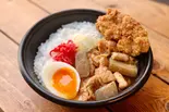 もつ煮込み丼+からあげトッピング(COLOR VILLAGE)