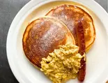 【甘じょっぱ病みつき】エッグソーセージパンケーキ Egg Sausage Pancakes(【モチコチキン&パンケーキ】ローカルハワイアンカフェ カンナカフェ CannaCafe)