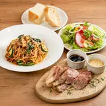 コンプリートディナーセット(前菜、⾃家製パン、パスタ、豚肩ロース⾁のグリル)(トラットリア アズーリ 神楽坂店)