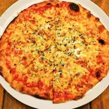 4種のチーズとバジルのピザ（ラビットキッチン）