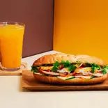 目玉焼きバインミー ジュースセット Fried Egg Banh Mi - Juice Set（バインミーシンチャオ中野店）