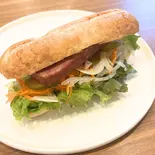 厚切りボロニアソーセージのサンドイッチ（Care's Cafe ＆ Bar）