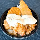 タルタル天国丼(唐揚げ3、白身フライ、カニクリ)（【腹パン確定の店！】どどん屋）