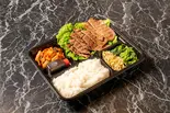 和牛赤身霜降り合盛弁当(赤身50g霜降り50g)（焼肉極本店）