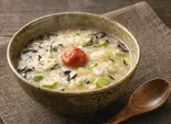 (骨粗しょう症・糖尿病改善)182kcal  海藻粥 (糸寒天・めかぶ・わかめ・ひじき・昆布の佃煮・しらたきなど)  梅干付（風邪・胃腸炎の回復に お粥小屋 健康お粥専門店）