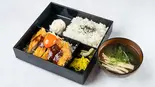 ソースカツ弁当(味噌汁付き) ※赤玉別容器(小雀弥 -こがらや- 天満店)