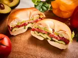野菜たっぷりベジタリアンベーグルサンド Vegetarian bagel sandwich with plenty of vegetables（【自家製もっちりベーグル】ベーグルカフェZERO）
