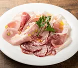 生ハムの盛り合わせ Mサイズ（イタリアンバル AMIGO弁天通り店）