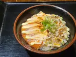 サーモン＆ゲソの炙りマヨ丼（居酒屋ばちばち）