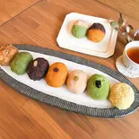 おはぎ「焙煎黒ごまあん と なめらか白あんのハーフ」＆「北海道 大納言 大粒あん」2個入（cafe＆market くまと文鳥）
