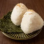 おふくろを超えた塩むすび2個（酒と肴 めから鱗）