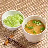 お味噌汁(ミニ生野菜付き) ホームメイド（「おむすび おにぎり」シイナノゴハン (肉巻きおむすび 豚汁 生姜焼き ハンバーグ)）
