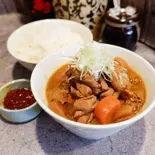 旨辛ソース大盛もつ煮とごはんセット（もつ煮込み 世界のかさじま）