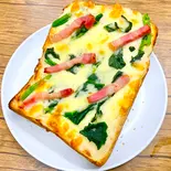 ほうれん草のグラタン・ピザトースト（軽食とデザート。Cafe Karanos[カラノス]）