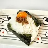 国産牛そぼろ卵黄醤油漬けおにぎり   Minced beef egg yolk pickled in soy sauce（おむすび停車場 空海）
