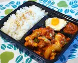 新登場！鶏肉と野菜のコチュジャン炒め弁当（韓国料理 自起屋）