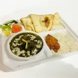 お弁当ボックス(ナン、ライス、カレー、サラダ、チキン ティッカー+カレー1品)(インドアジアン ダイニングバー ロータス)