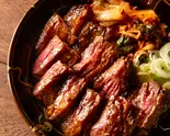 お試しサイズ】定番 にんにく醤油 特製焼肉たれ [上]厚切り牛ハラミ丼/ 100g（【炭火焼き】柔らかヘルシー肉のり弁ハラミ太郎 元住吉店）