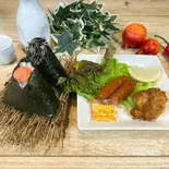 おにぎり2個+とり唐1個とソーセージ2個のハーフ弁当（ご馳走おにぎり“雲海” 鶴橋店）