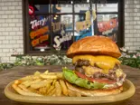 ダブルチーズバーガー【DOUBLE CHEESE BURGER】（創業21年プレミアムバーガーの店 UNCHAIN DINER）
