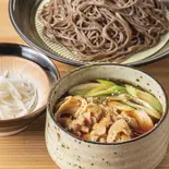 肉ざるとろろ(温つゆ)（東京とろろそば 横浜美しが丘店）