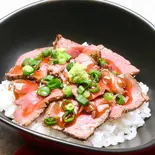 自家製ローストビーフ丼(ハーフ)(本まぐろ中とろ切り落としと次の肉料理 マキバスタイル 芝浦店)