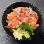 サーモン丼 / Salmon Rice Bowl（【海鮮丼×焼肉弁当】よろず屋）