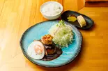 ポークハンバーグ弁当(ハンバーグソース目玉焼きのせ)（花ひらく）