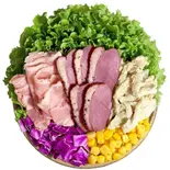 トリプルMEATサラダ(鴨パストラミ・ポークベーコン・蒸し鶏・コーン・紫キャベツ)（Green×Greenアクアシティお台場店）