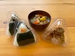 おむすび2個+から揚げ+味噌汁セット (two onigiris, fried chiken and miso soup set)（【手作りおにぎり専門店】おともさん hand made onigiri）