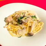 若鶏と4種キノコのクリームパスタ（アルバール神戸三宮元町店）