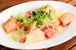 フレッシュマッシュルームの生ハム包み（Deli ＆ Restaurant Bar Maachin）