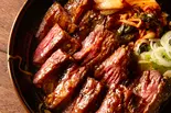 定番！にんにく醤油 特製焼肉たれ [上]厚切り牛ハラミ丼/ 150g（【炭火焼き】柔らかヘルシー肉のり弁ハラミ太郎 元住吉店）