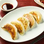 自慢の肉汁たっぷり焼き餃子 Our Signature Grilled Gyoza Dumplings with Overflowing Meat Juice（王さん私家菜）
