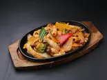 イカの四川風味鉄板焼く(铁板尤鱼)（中華料理美山飯店）
