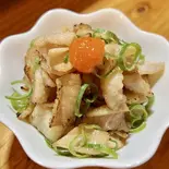 【当店人気No.1】炙り鶏皮ポン酢(女将のおばんざいの店 夢や)
