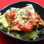 トマトチーズチキン丼(ハーフ)(本まぐろ中とろ切り落としと次の肉料理 マキバスタイル 芝浦店)