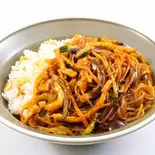 細切り豚肉のピリ辛炒め丼 鱼香肉丝盖饭（The Family 麻辣大学 ららテラス HARUMI FLAG店）