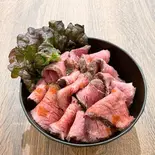特盛り・200g ローストビーフ丼（肉メシ専門店 笑びす家本舗）