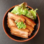 旨トロ豚角煮丼(精肉・卸の肉バルsanoso)