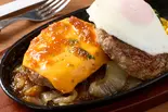 【おすすめ】チーズ＆月見のダブルハンバーグBOX Cheese ＆ Fried Egg Double Hamburg（肉屋のハンバーグ＆ガーリックライス MAX GRILL 福岡薬院店）