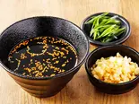 追加ラー油つけつゆ(揚げ玉つき)【深夜】（太くて硬い蕎麦を、ワシガシ食べる！新感覚！ラー油つけ蕎麦 土佐堀佐々木）