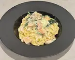 ほうれん草とサーモンのクリームパスタ（dining bar bee）