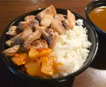 丼の限界を突破！よっとん二大部位が「共演」する、至福の重圧スパイスカレー（焼肉 ゆめや）