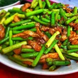 ニンニク茎豚肉炒(中華料理香麦)