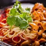 香辣肥腸(モツ入り)麺(香辣妹子)