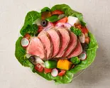 がっつり牛ステーキのビーフサラダ Hearty Beef Steak Salad（美と健康 10salad(テンサラダ) 浦安店）