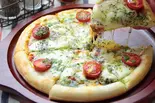 モッツァレラチーズとトマトのジェノベーゼピッツァ（下町パスタバル ブリラーレ 亀有店）