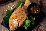 アゲサカナ/ငါးကြွပ်ကြော်（SHWE KA TAW ASIAN RESTAURANT）