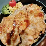 豚ロースの生姜焼き（鉄板いざっくShiro）